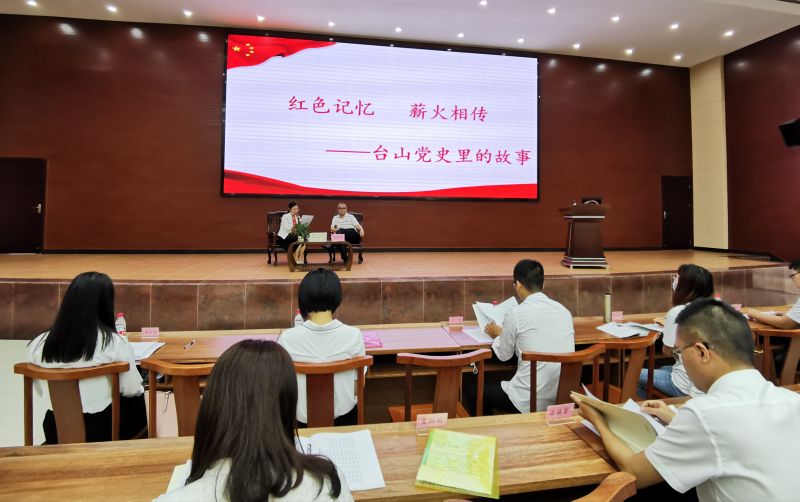 听一个老党员讲党史故事.jpg