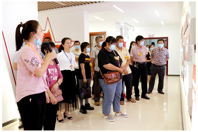 02 组织人大代表实地参观党史知识宣传展览（摄影：许洁灏）.jpg