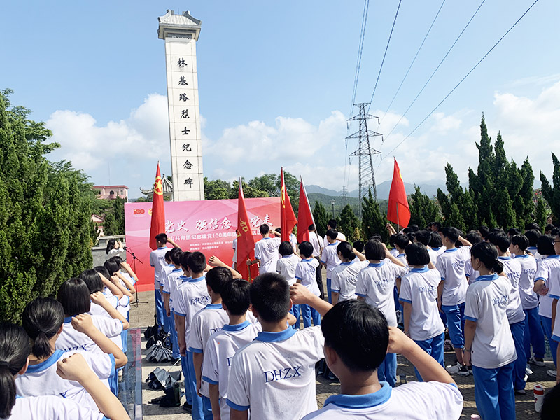 5月8日团市委举行入团宣誓仪式暨学党史宣讲活动 图 (2).jpg