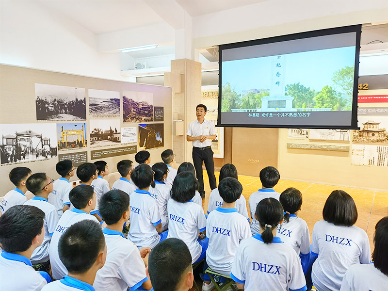 5月8日团市委举行入团宣誓仪式暨学党史宣讲活动 图 (1).jpg