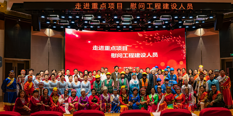 “泉映银龄”志愿服务团慰问工程建设人员演出活动.png