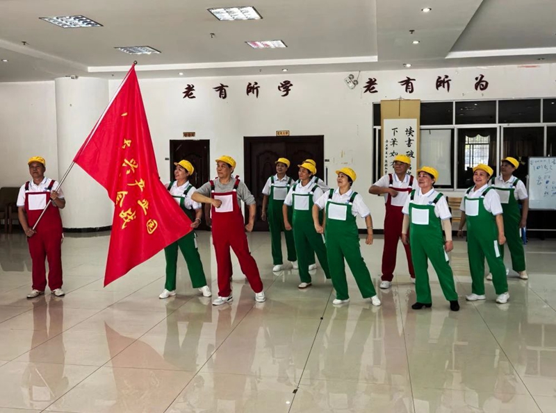 星社区离退休干部党支部文艺队正在排练节目《自豪的产业园建设者》.jpg