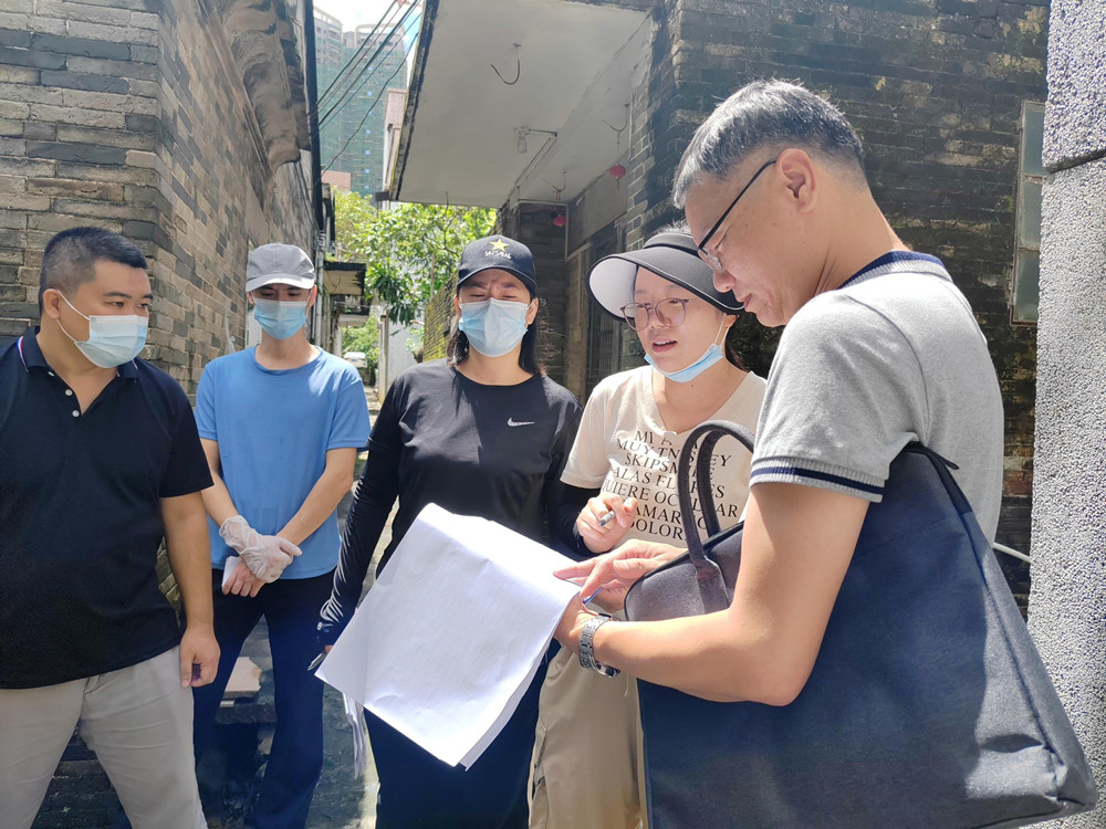 督导组到疫点实地检查疫情防控入户宣传情况_副本.jpg